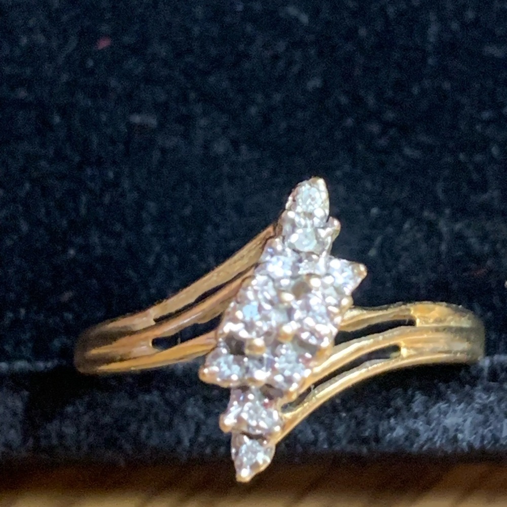 Radiant 10k Gold Women's Ring with Sparkling Accents